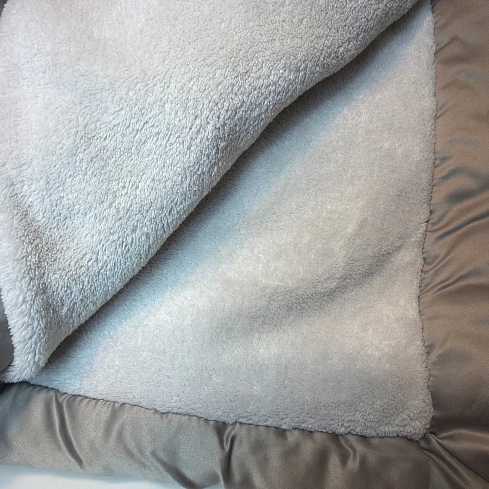 Baby Essentials Cream Blanket Gray Satin Trim Plush Sherpa 40”x30” Giraffe EUC
